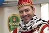 Der Mann ist einfach für den Karneval gemacht und trägt die richtigen Gene in sich: