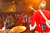 An den Anblick könnte man sich gewöhnen: Dreigestirn & Band auf der Bühne, davor hunderte begeisterte Fans