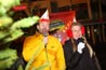 Schon wieder mit Mikro! Prinz und Jungfrau beim Weihnachts-Karaoke...